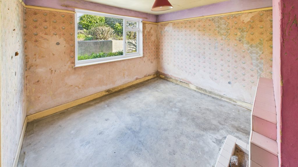Property photo 3 of 19 Dining Room