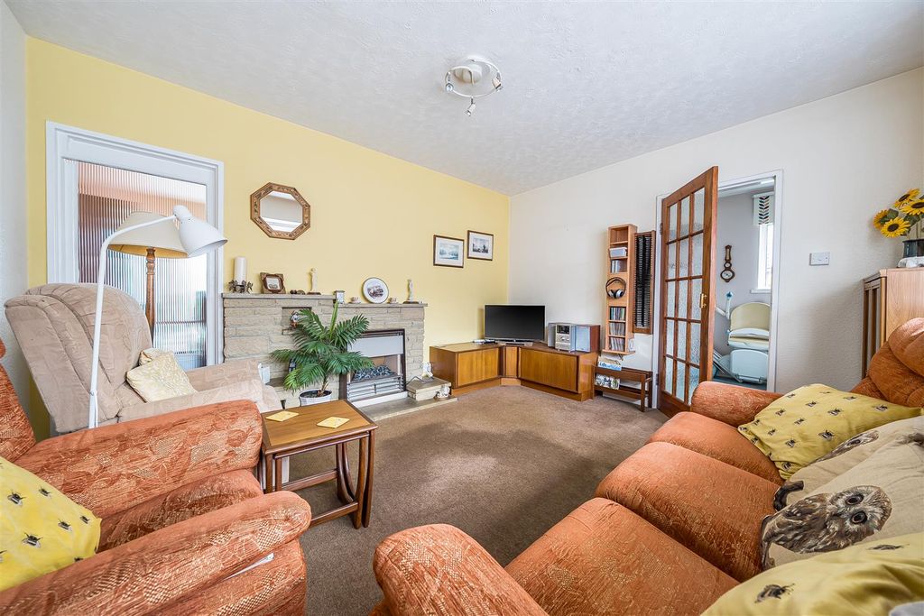 Property photo 2 of 21 Living Room