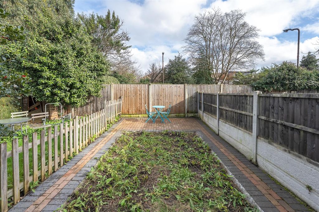 Property photo 2 of 17 Cambridge Road, E11