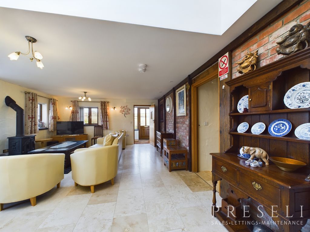 Property photo 3 of 21 Cam02375G0-Pr0087-Still002