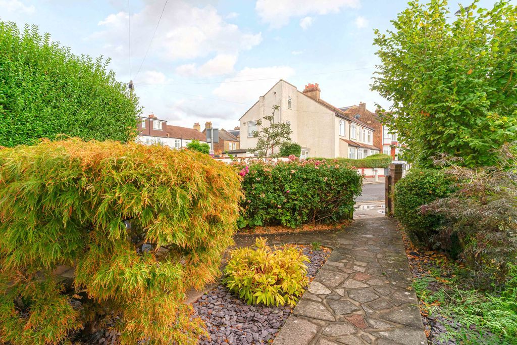 Property photo 2 of 17 Front Garden
