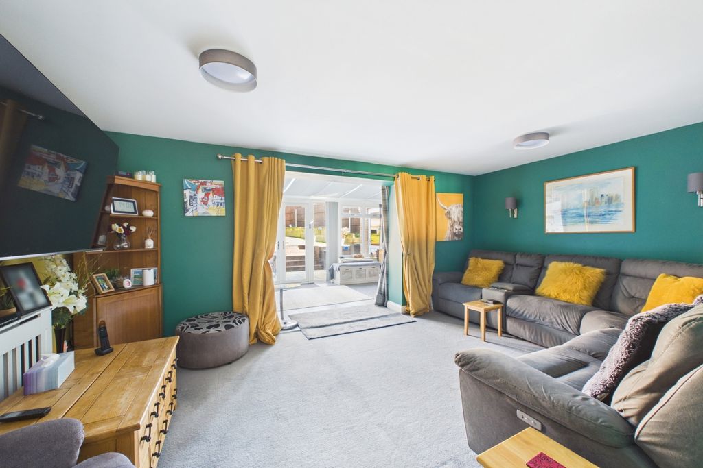 Property photo 3 of 17 Living Room