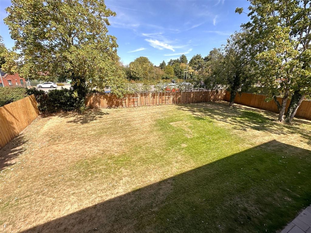 Property photo 3 of 33 Generous Private Garden 458