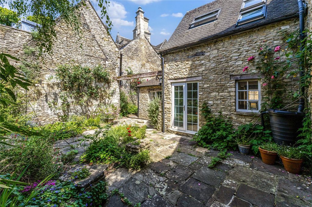 Property photo 1 of 18 Courtyard Garden