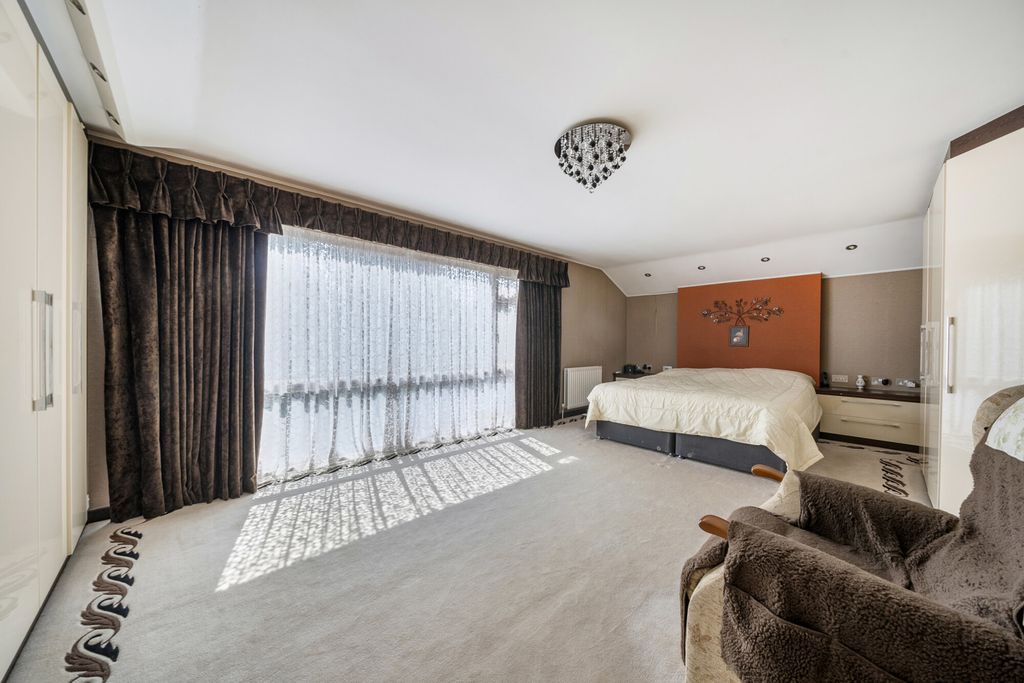 Property photo 3 of 23 Bedroom