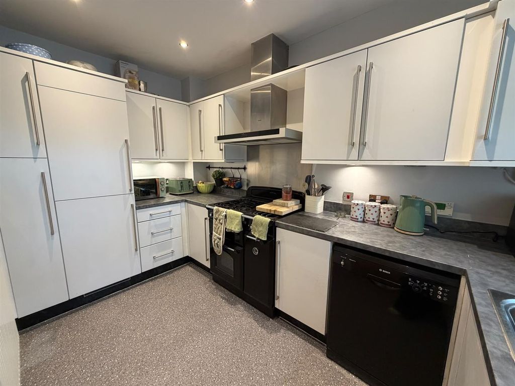 Property photo 3 of 17 Kitchen