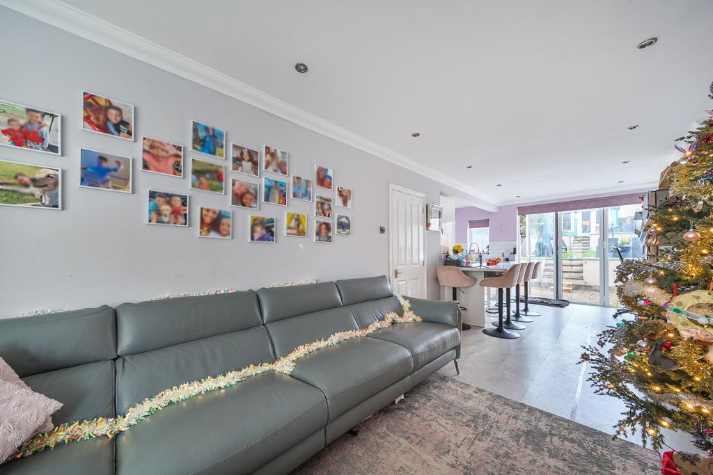 Property photo 3 of 17 Reception