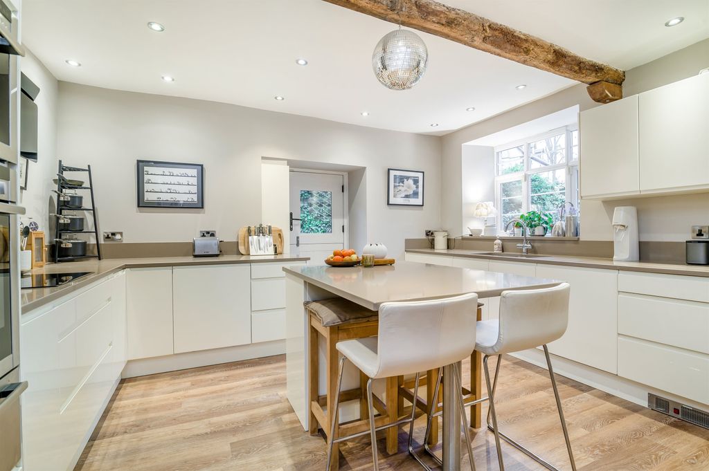 Property photo 2 of 27