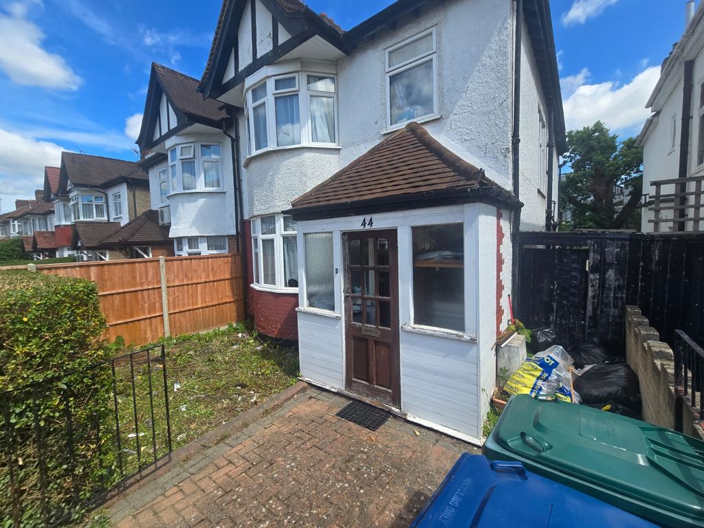 Property photo 1 of 6 A Chain Free Four Bedroom Semi Detached House