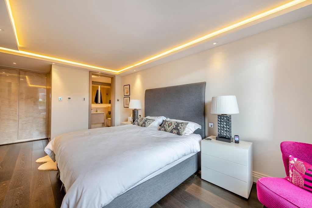 Property photo 3 of 20 Principal Suite