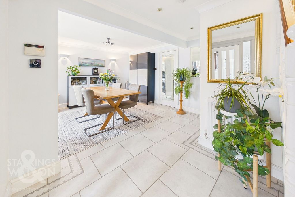 Property photo 2 of 27