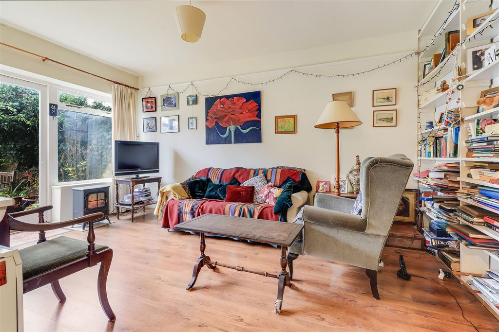 Property photo 3 of 16 Living Room (2)