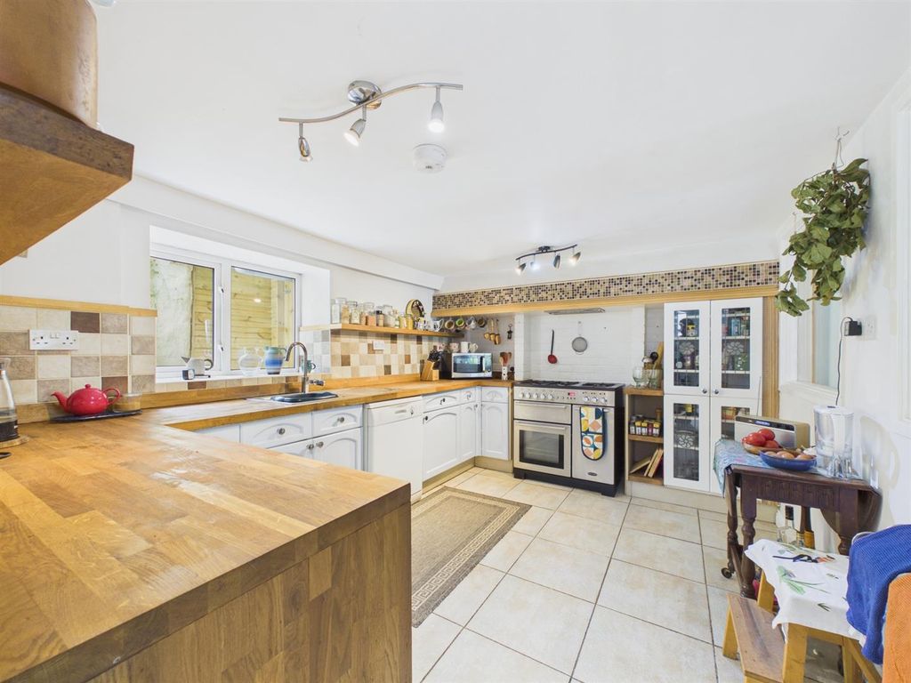 Property photo 3 of 19 Kitchen