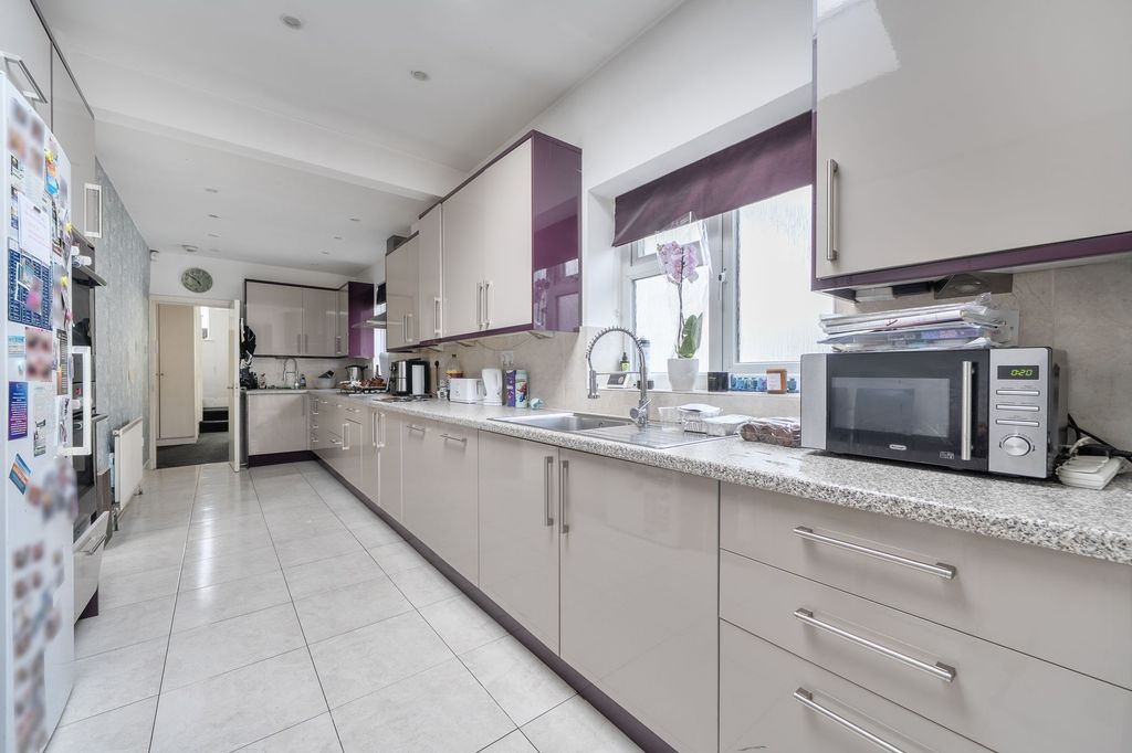 Property photo 2 of 19 Kitchen