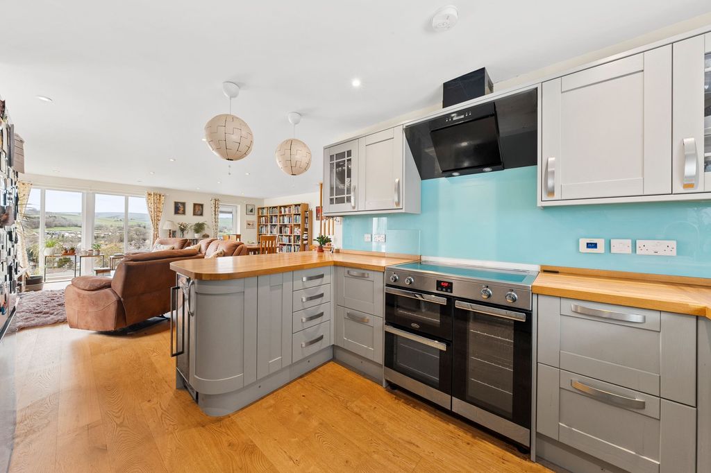 Property photo 2 of 28