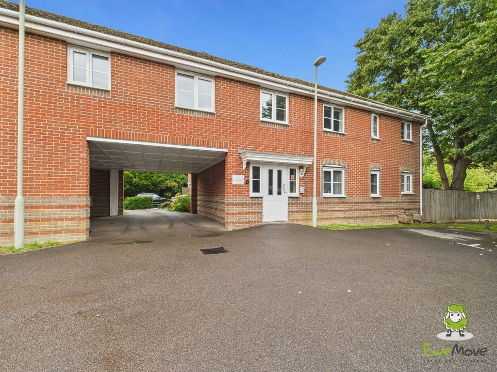 Property photo 1 of 11 Ewemove Basingstoke Hungerford Close External