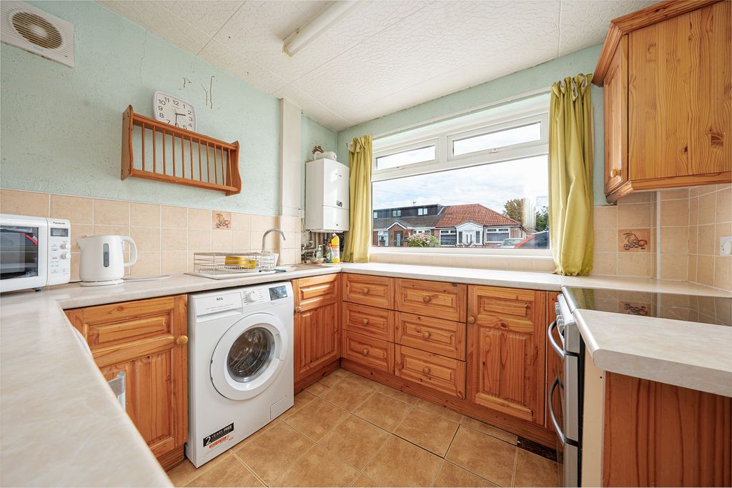 Property photo 3 of 11 Kitchen