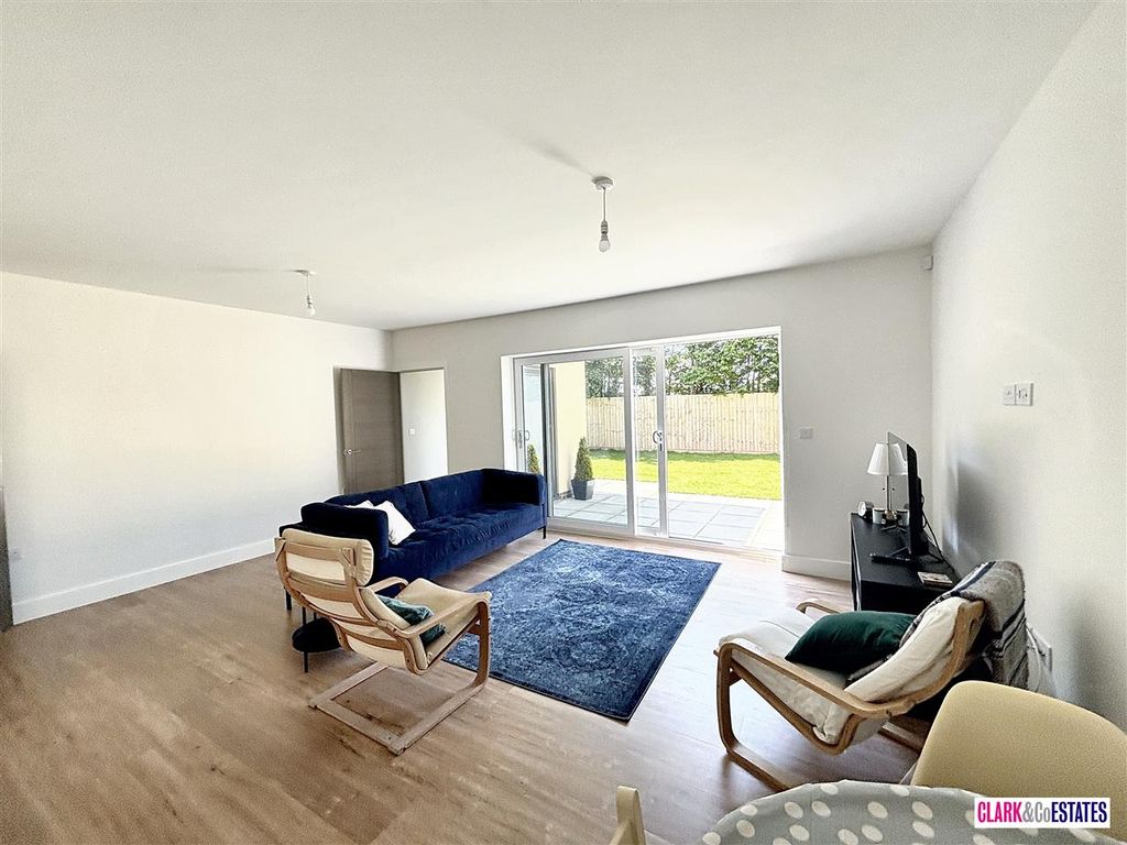 Property photo 3 of 12 Lounge