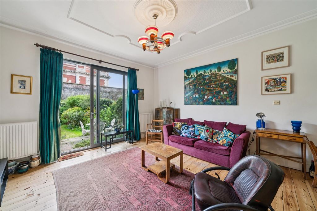 Property photo 3 of 12 For Sale - Ennismore Avenue, W4