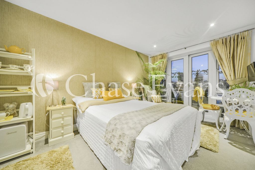 Property photo 3 of 22 St Davids Square Lon