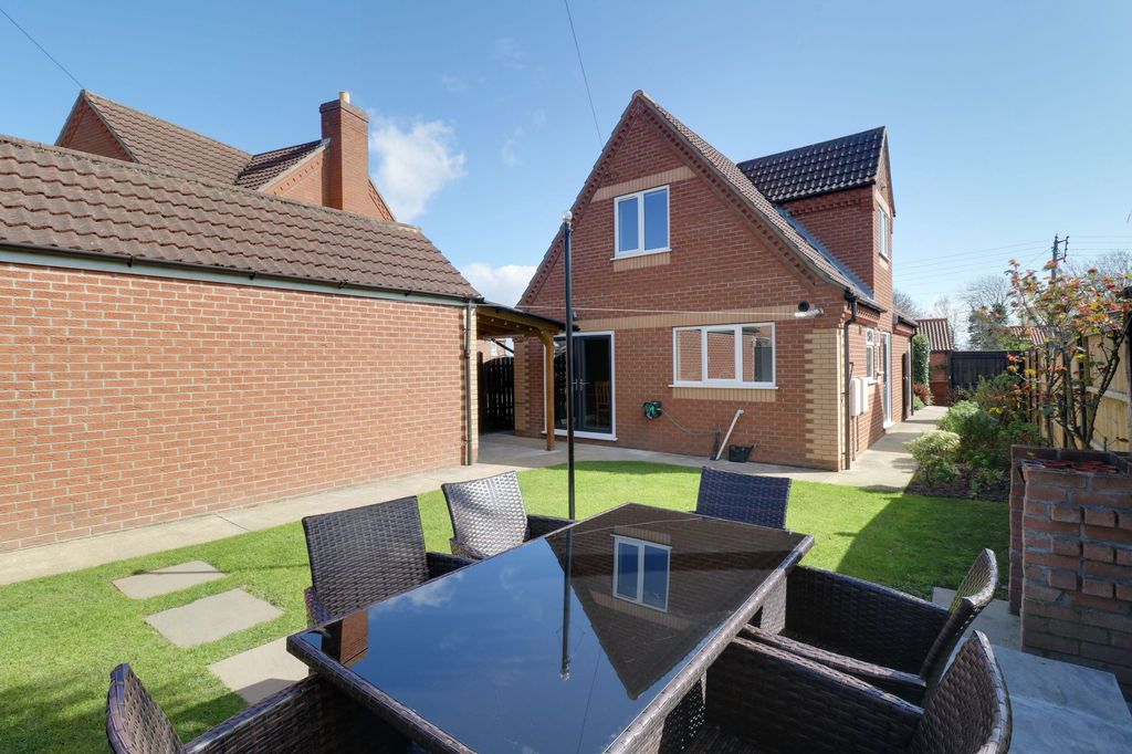 Property photo 2 of 28