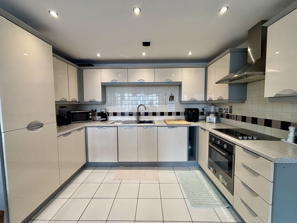 Property photo 3 of 18 Image00005