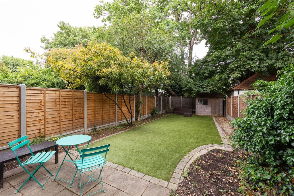 Property photo 2 of 16 Eastwood Road, E18