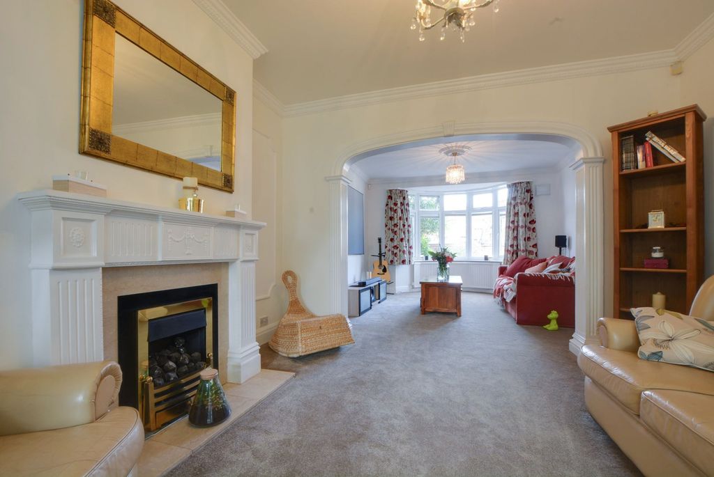 Property photo 2 of 34