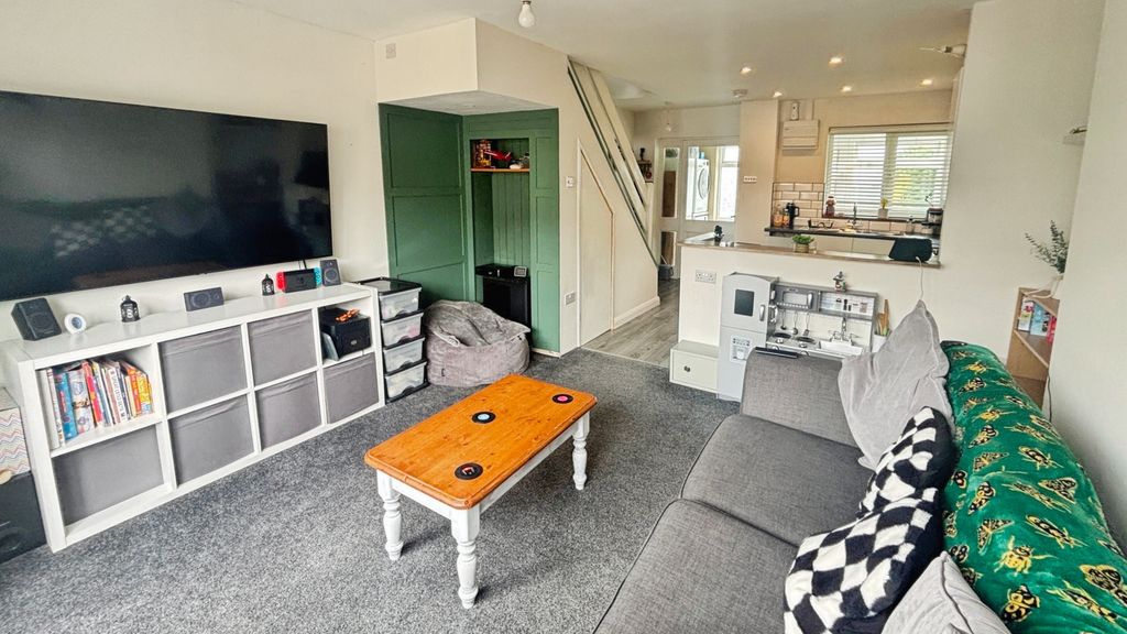 Property photo 3 of 13 Lounge