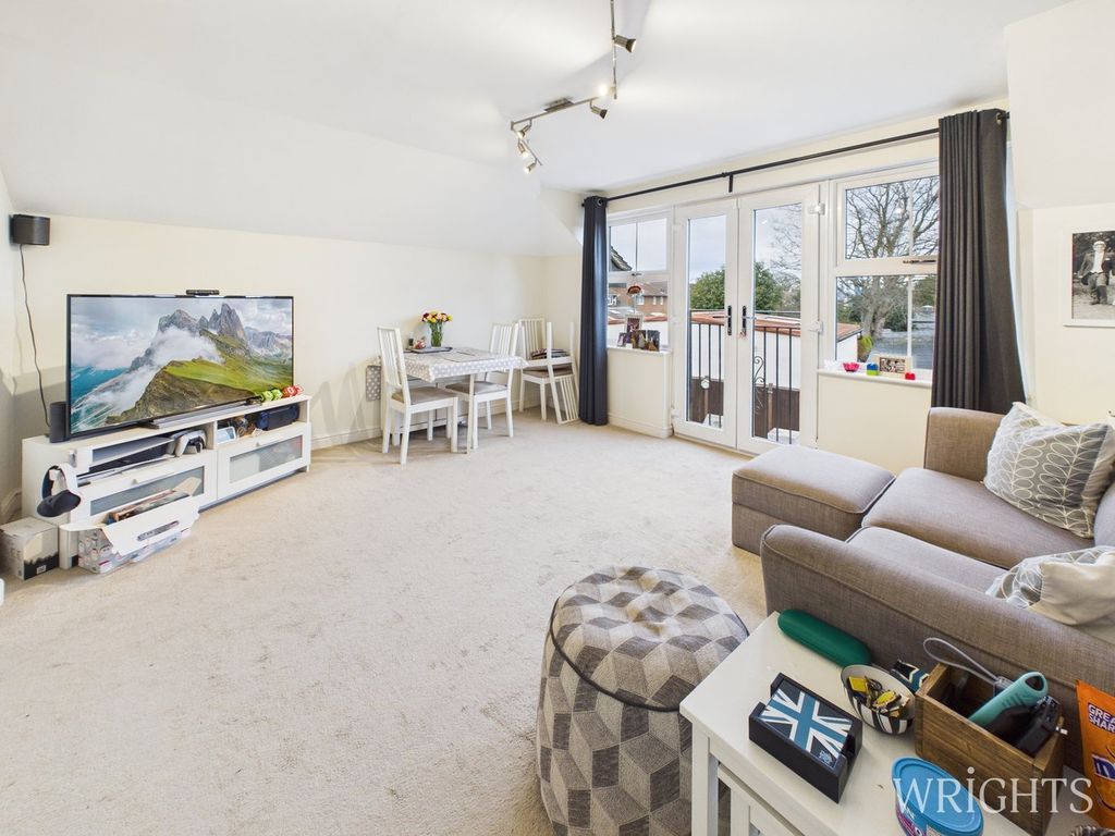 Property photo 2 of 11 Lounge