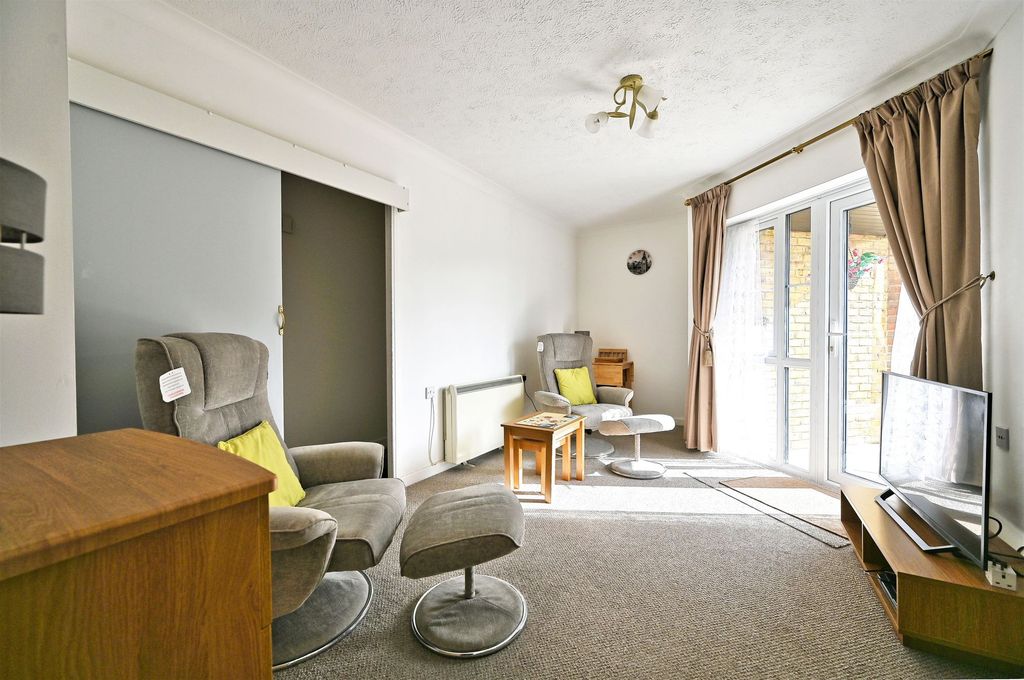 Property photo 3 of 8 Lounge / Dining Room