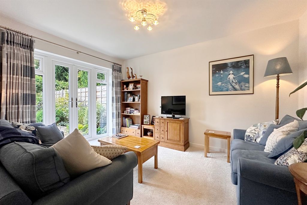 Property photo 2 of 21 Lounge