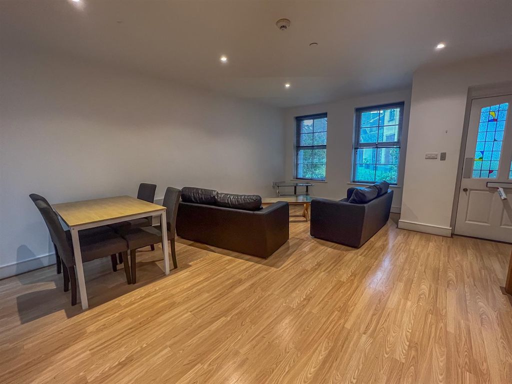 Property photo 3 of 10 16 The Courtyard-11.Jpg