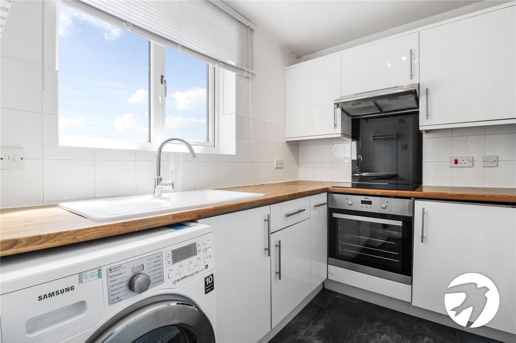 Property photo 3 of 9 Kitchen