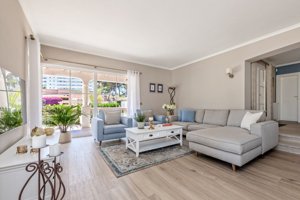 Property photo 3 of 17 Living Room (1)