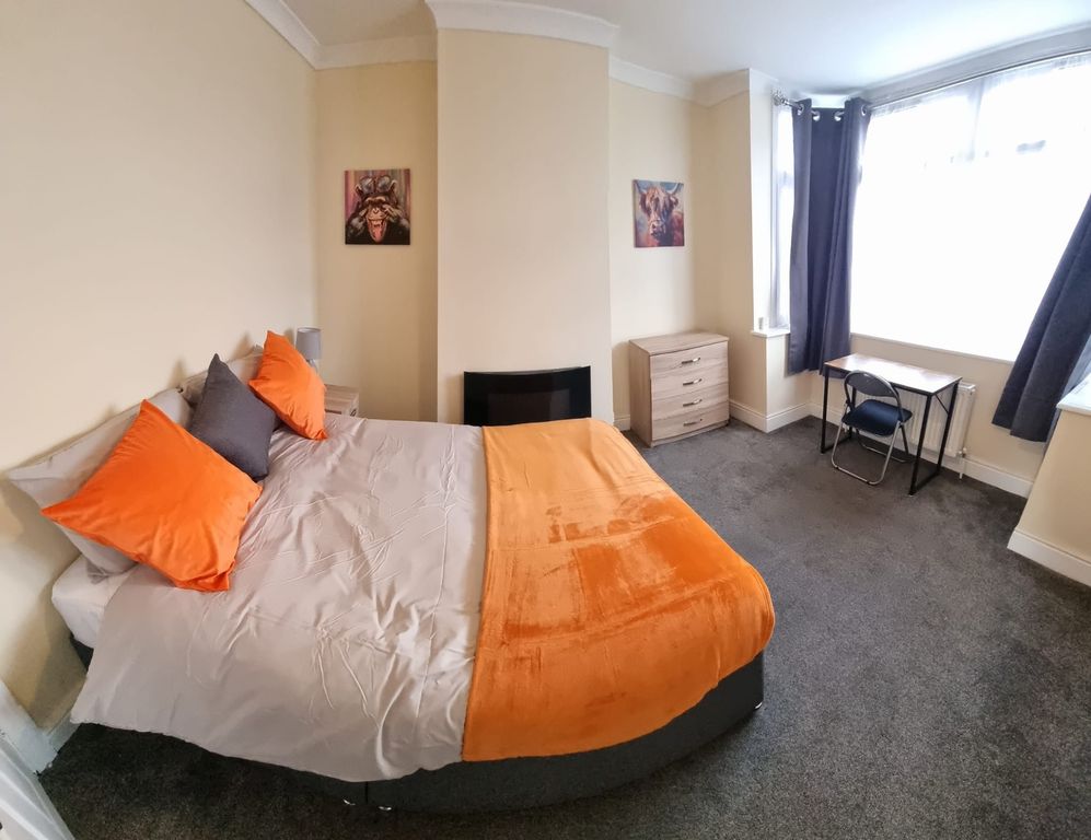 Property photo 3 of 6 A Stylish Double Bedroom Featuring A Cozy Orange A...