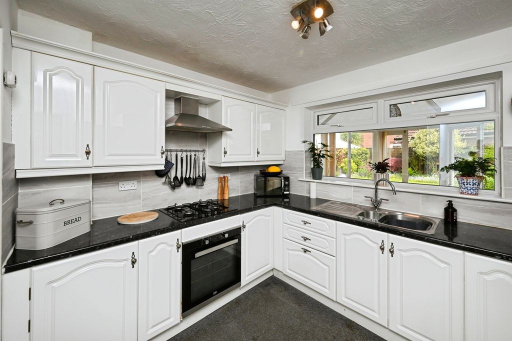 Property photo 2 of 31 Kitchen
