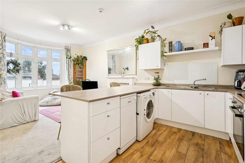 Property photo 3 of 12 Kitchen/Reception