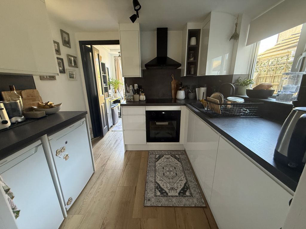 Property photo 2 of 6 Kitchen