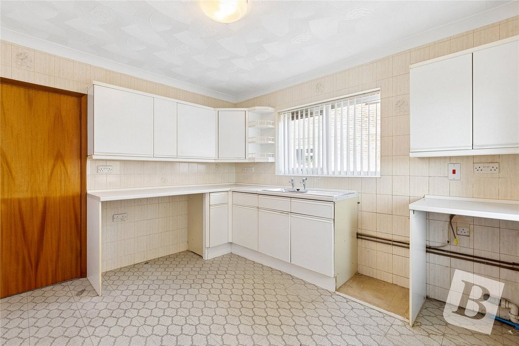 Property photo 3 of 18 Kitchen