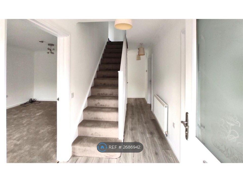 Property photo 2 of 14 Hallway