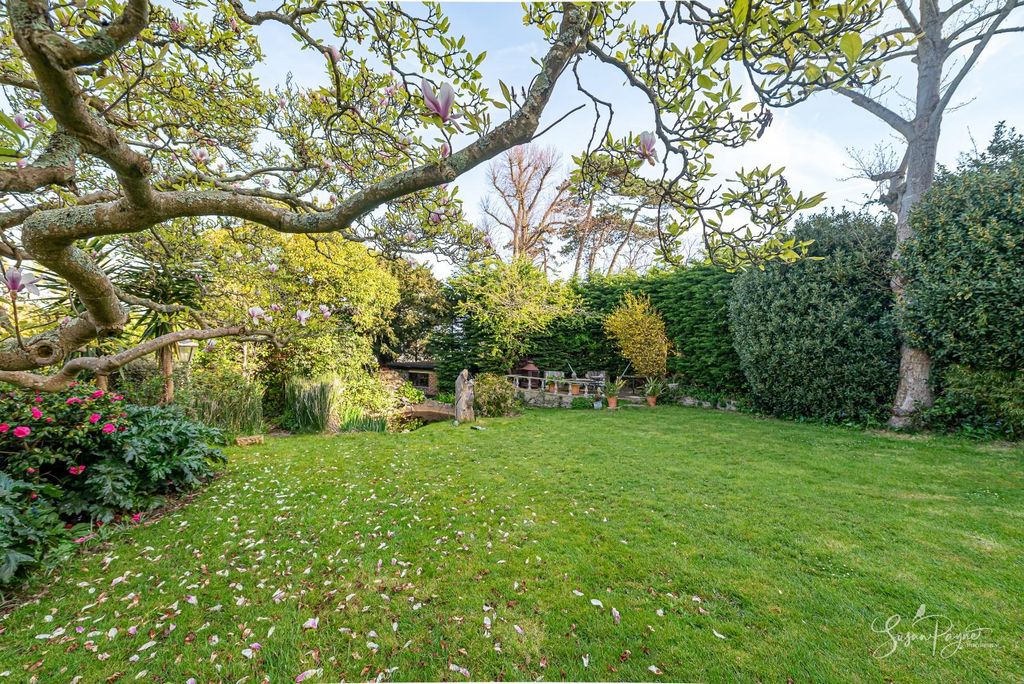 Property photo 2 of 74 Front Garden