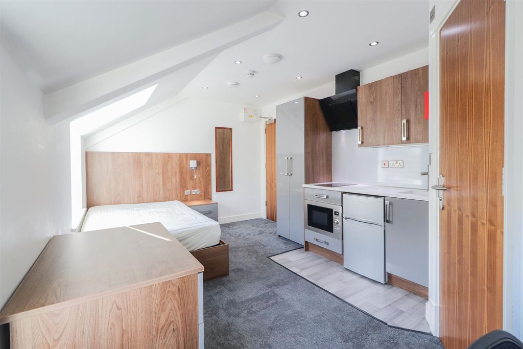 Property photo 1 of 7 303 Victoria House-4.Jpg