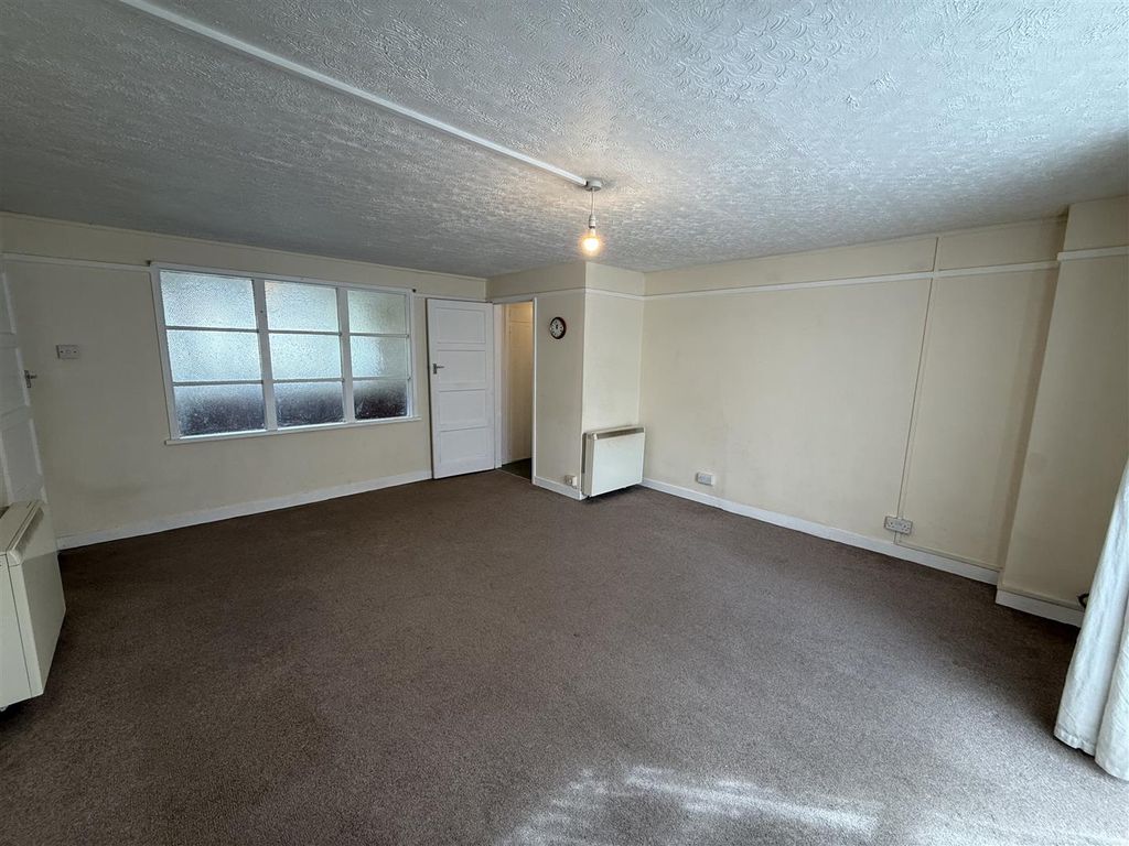 Property photo 3 of 11 Living Room