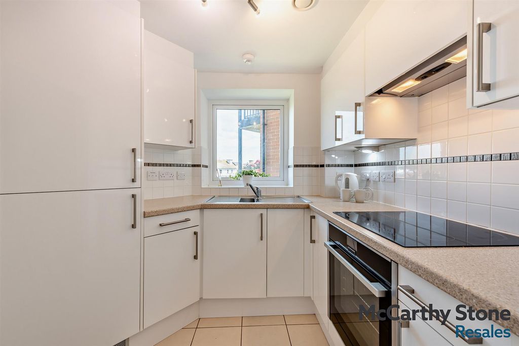 Property photo 3 of 28 8696125-Interior09-800.Jpg