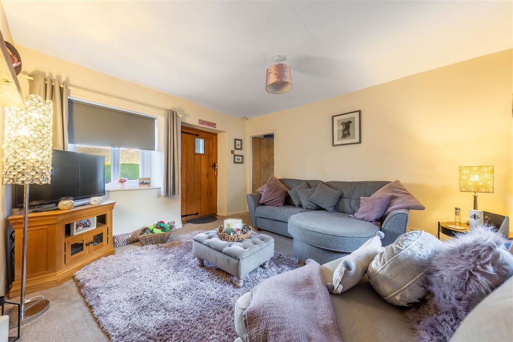 Property photo 3 of 12 Lounge