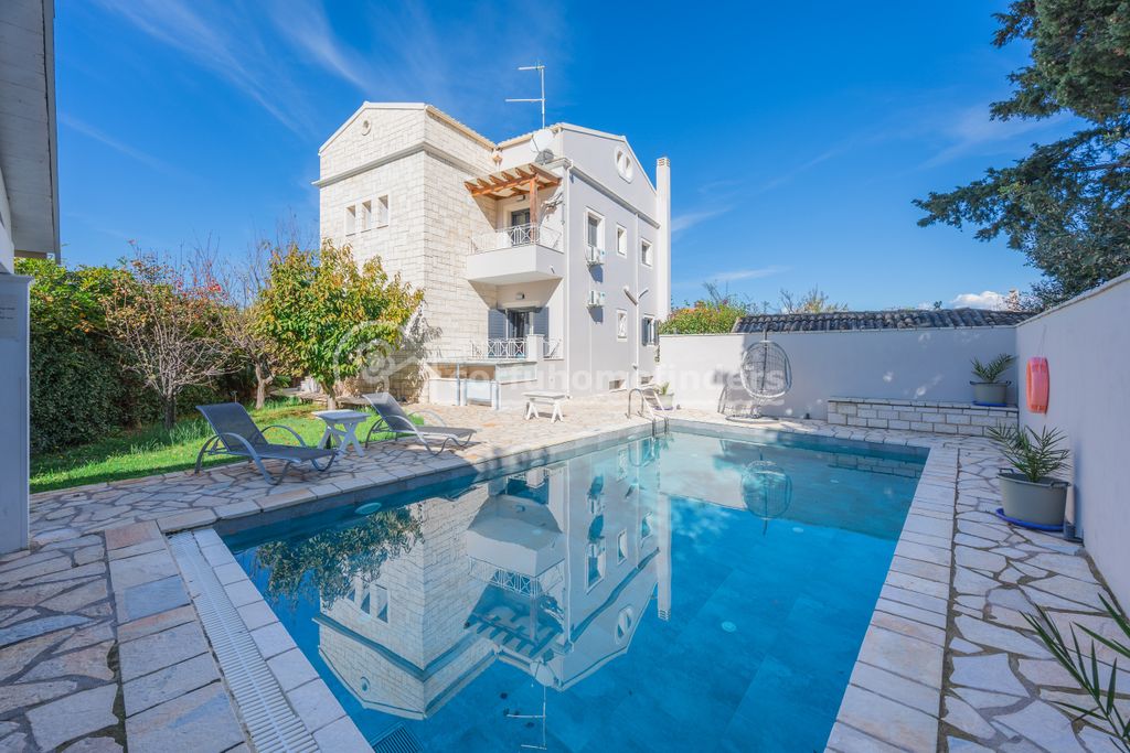 Property photo 1 of 18 House Pool