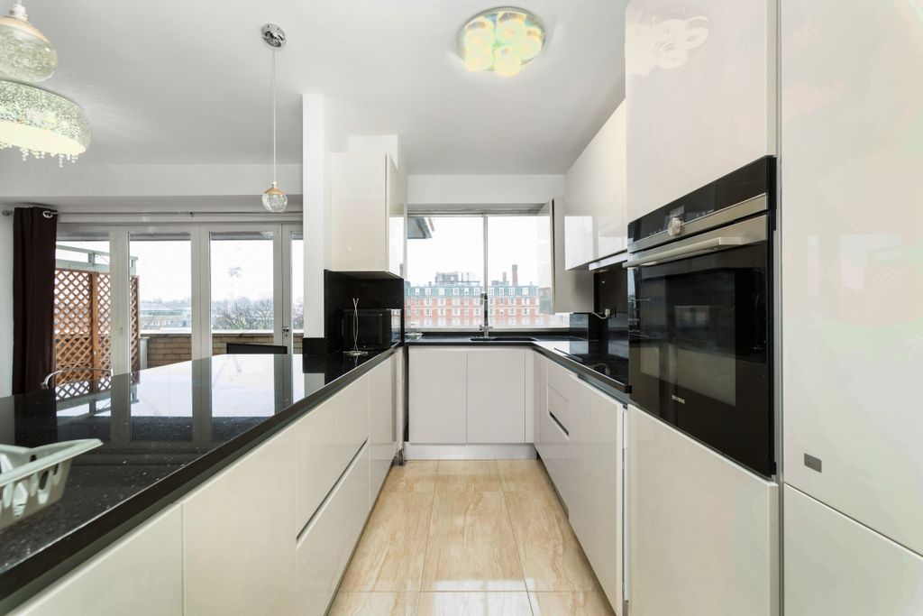 Property photo 2 of 10 Kitchen