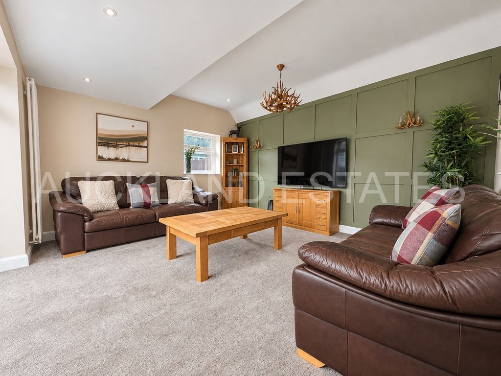 Property photo 3 of 32 Image00021