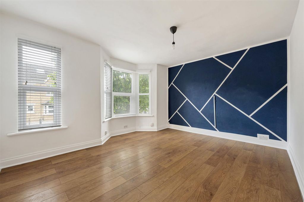 Property photo 2 of 15 Whitney Road, E10
